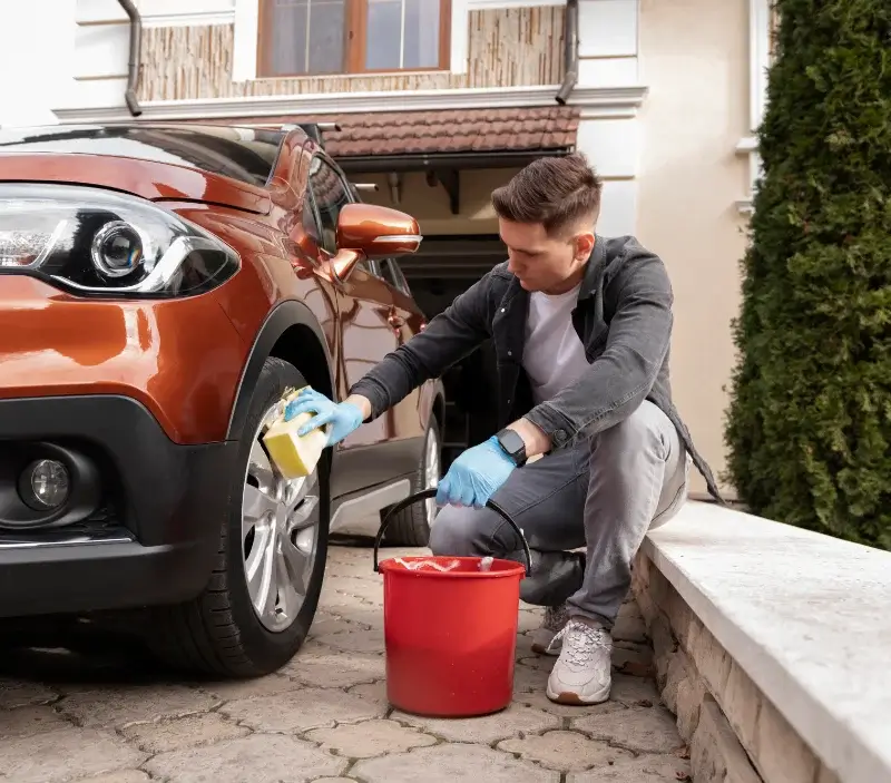 Lavage auto à domicile Muneville-sur-Mer : professionnel intervenant sur un véhicule